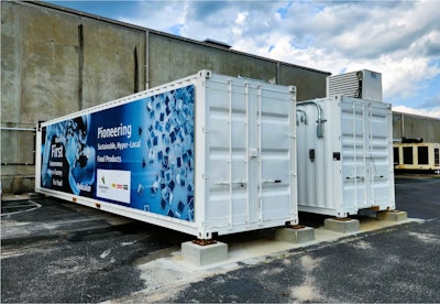 La microfábrica de hielo Relocalize en el centro de distribución de SEG en Jacksonville, Florida, está ubicada en dos contenedores de envío de 40 pies.