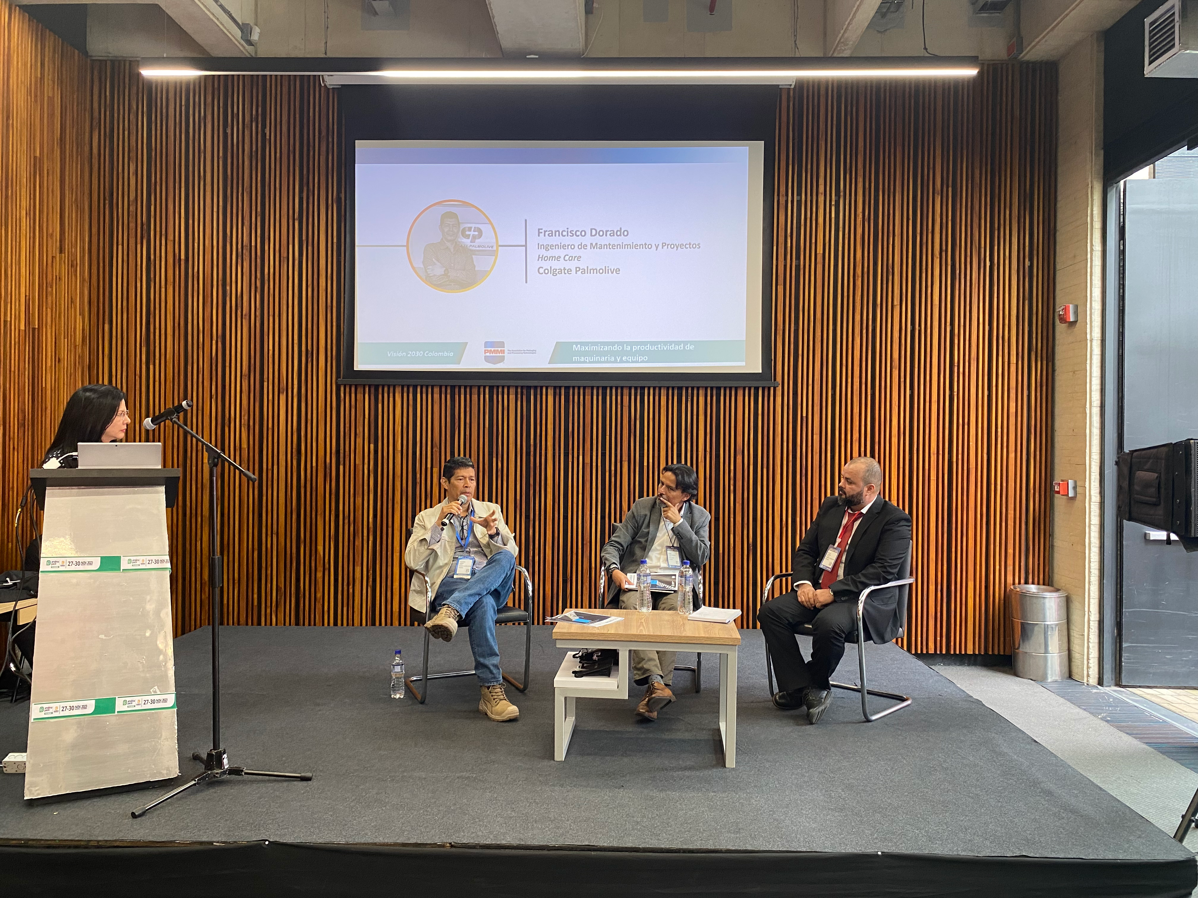 El panel estuvo conformado por Francisco Dorado, ingeniero de Mantenimiento y Proyectos Home Care de Colgate Palmolive; Fabian Jaimes, gerente de Innovaci&oacute;n y Desarrollo de Empaques de Team Foods; y Nelson Valverde, gerente de Ingenier&iacute;a de Sistemas de Empaque de Kimberly Clark LAO. El encuentro estuvo moderado por Lili&aacute;n Robayo P&aacute;ez, directora de medios para Am&eacute;rica Latina de PMMI y Editora en jefe de Mundo EXPO PACK.