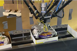 Para cajas de cartón de empaque doble, el robot estilo delta toma bandejas en bolsas de la cinta transportadora en primer plano, las gira para que la ponytail esté en la posición de las 12 en punto y las coloca en una caja de cartón que se erige a partir de un espacio en blanco plano aguas arriba.