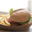 Los platos, tazones, bandejas, utensilios, vasos y pajitas compostables de Eco-Products se utilizan en todo el estadio Moda Center durante los juegos de los Portland Trail Blazers.