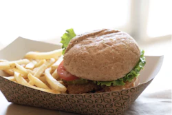 Los platos, tazones, bandejas, utensilios, vasos y pajitas compostables de Eco-Products se utilizan en todo el estadio Moda Center durante los juegos de los Portland Trail Blazers.