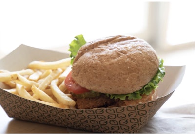 Los platos, tazones, bandejas, utensilios, vasos y pajitas compostables de Eco-Products se utilizan en todo el estadio Moda Center durante los juegos de los Portland Trail Blazers.