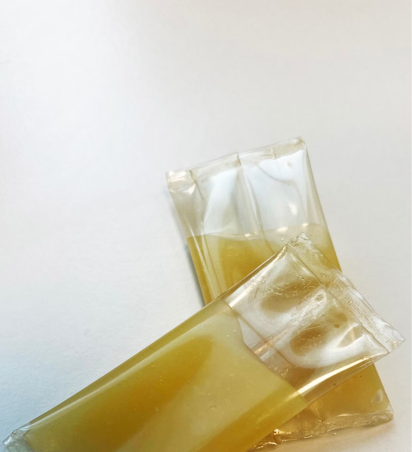 El proyecto tiene como objetivo convertir los desechos vegetales sobrantes de los ingredientes de los productos Elemis en biopel&iacute;culas, con el fin a largo plazo de reemplazar las bolsitas de un solo uso utilizadas para empacar muestras de sus productos para el cuidado de la piel.