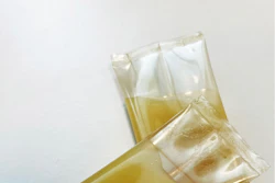 El proyecto tiene como objetivo convertir los desechos vegetales sobrantes de los ingredientes de los productos Elemis en biopelículas, con el fin a largo plazo de reemplazar las bolsitas de un solo uso utilizadas para empacar muestras de sus productos para el cuidado de la piel.