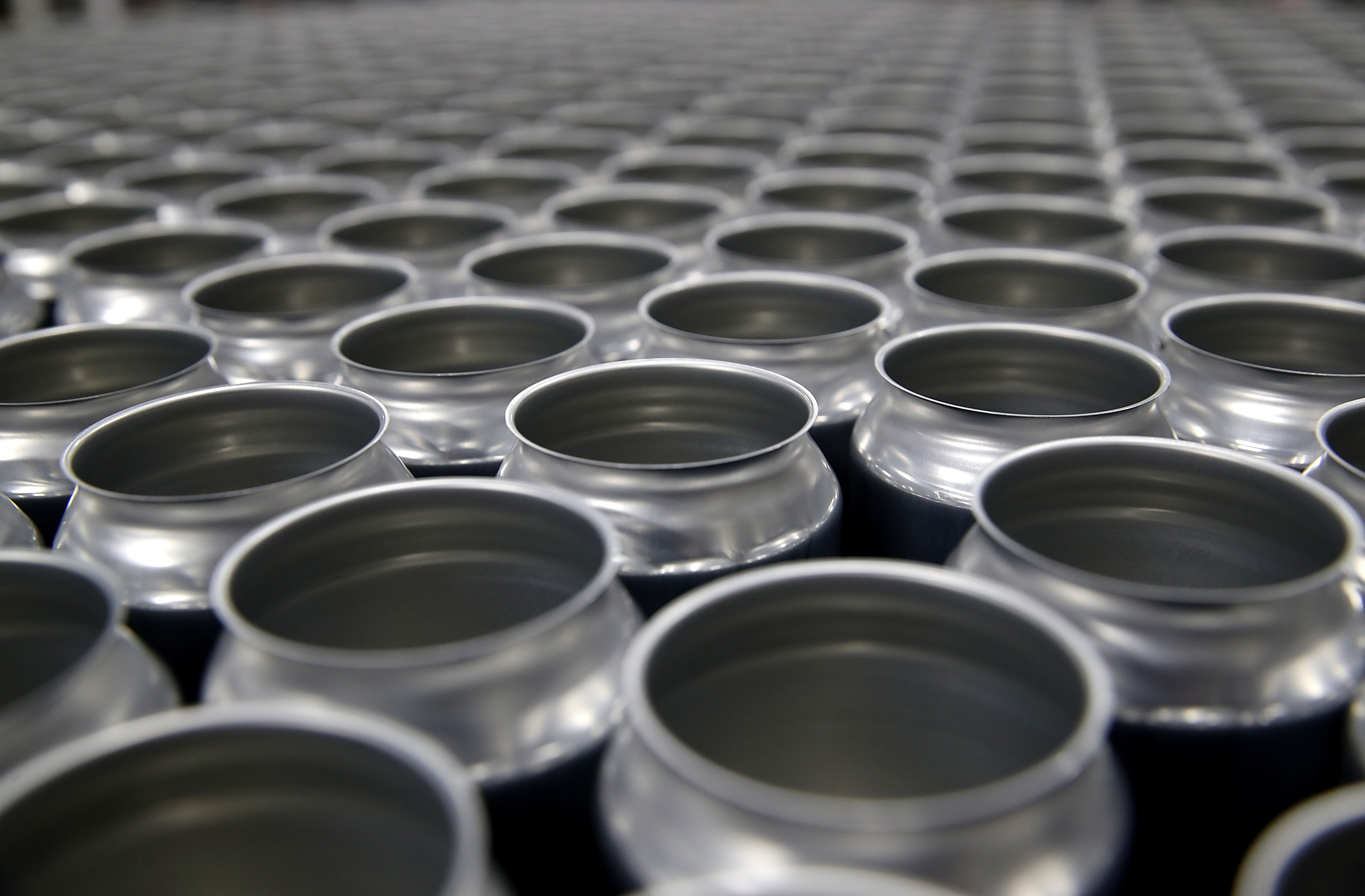 Con su versatilidad, portabilidad y capacidad para adaptarse a las tendencias emergentes del mercado, las latas de metal contin&uacute;an consolid&aacute;ndose como protagonistas clave en la industria de bebidas en Am&eacute;rica Latina.