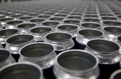 Con su versatilidad, portabilidad y capacidad para adaptarse a las tendencias emergentes del mercado, las latas de metal continúan consolidándose como protagonistas clave en la industria de bebidas en América Latina.