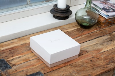 Las cajas de regalo premium consisten en una base y una tapa separadas hechas de microflauta.