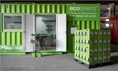 El llenado se puede realizar en instalaciones embotelladoras locales que contienen una tecnología de llenado patentada, una instalación de envasado semiautomático en contenedores denominada ecoPLANT, para reducir la distancia que deben recorrer las botellas pesadas.