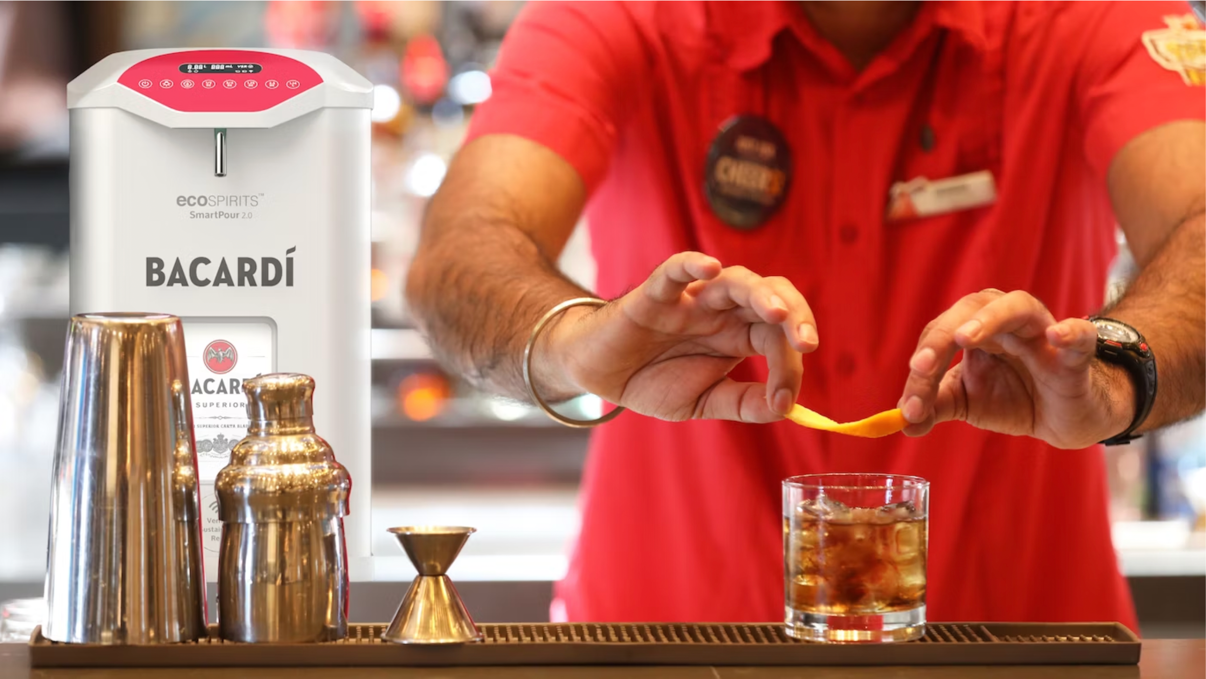 Un bar o restaurante que sirve una cantidad suficiente de una determinada bebida espirituosa (por ejemplo, Smirnoff como vodka de la casa, o Bacard&iacute; Superior como ron de la casa) puede simplemente cambiar estas grandes botellas de vidrio por un dispositivo dispensador detr&aacute;s de la barra, similar a un enfriador de agua o Grifo de cerveza.