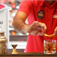 Un bar o restaurante que sirve una cantidad suficiente de una determinada bebida espirituosa (por ejemplo, Smirnoff como vodka de la casa, o Bacardí Superior como ron de la casa) puede simplemente cambiar estas grandes botellas de vidrio por un dispositivo dispensador detrás de la barra, similar a un enfriador de agua o Grifo de cerveza.
