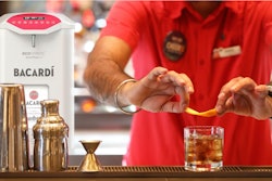 Un bar o restaurante que sirve una cantidad suficiente de una determinada bebida espirituosa (por ejemplo, Smirnoff como vodka de la casa, o Bacardí Superior como ron de la casa) puede simplemente cambiar estas grandes botellas de vidrio por un dispositivo dispensador detrás de la barra, similar a un enfriador de agua o Grifo de cerveza.