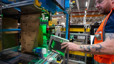 Las máquinas reacondicionadas de Amazon emplean un sensor que identifica el tipo de artículo a embalar y lo hace en tiempo real y en una bolsa de papel a medida.
