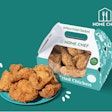 El nuevo empaque para Home Chef's Fried Chicken consiste en una caja de papel con asas que cuenta con orificios de ventilación para permitir la condensación escape del empaque y una ventana a través de la cual los consumidores pueden ver el producto.