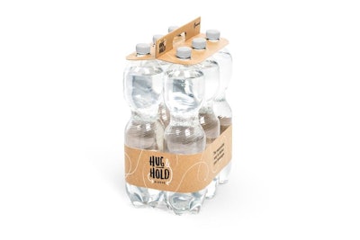 Solución de empaque de papel diseñada para envolver y transportar botellas PET de bebidas, destinada a reemplazar la convencional envoltura de plástico contraíble.