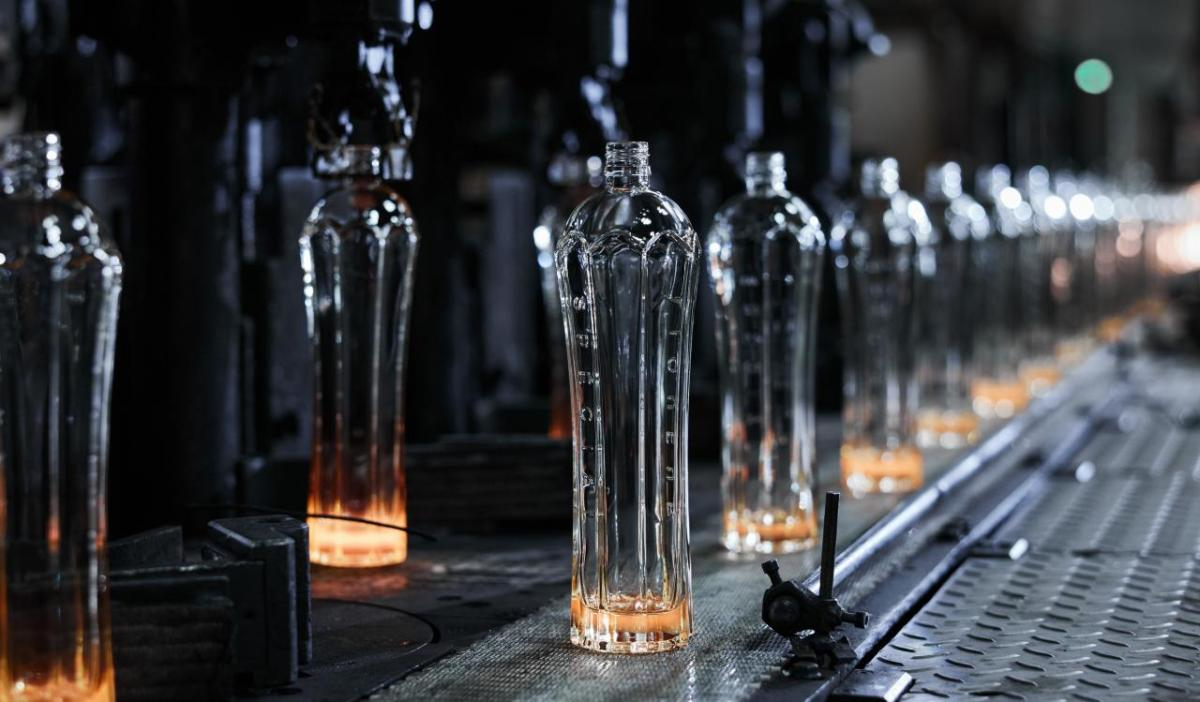 Mas de 150.000 botellas de vidrio fueron fabricadas para el licor de flor de Sauca, GERMAIN&circledR;, usando hidr&oacute;geno como fuente de energ&iacute;a principal en un horno de vidrio.