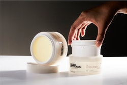 El sistema reutilizable/rellenable de Junoco incluye una jarra de AS estireno acrilonitrilo reutilizable con un mecanismo único de cierre/apertura en pods rellenables hechos de polipropileno.