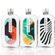 El arte de la etiqueta de NEUE Water es una parte intrínseca de la experiencia premium, ya que presenta diferentes colecciones diseñadas por artistas que cambian con cada temporada de moda.