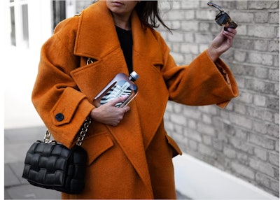 La botella tiene una forma plana y ergonómica que le permite caber fácilmente en espacios pequeños como bolsos cruzados, bolsillos traseros y almacenamiento en el respaldo de los asientos de trenes y aviones.