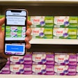 La solución de inclusión en el mercado de Unilever permite a los teléfonos inteligentes leer los códigos QR en los empaques a distancia.