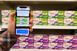 La solución de inclusión en el mercado de Unilever permite a los teléfonos inteligentes leer los códigos QR en los empaques a distancia.