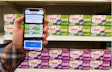 La solución de inclusión en el mercado de Unilever permite a los teléfonos inteligentes leer los códigos QR en los empaques a distancia.