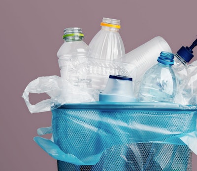 La Ley de Plásticos de un Solo Uso de Chile restringe la entrega de productos plásticos de un solo uso y regula el uso de botellas plásticas desechables y retornables.