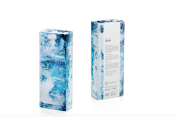 El efecto visual de bloque de hielo en el cartón para venta al detal de la ginebra 1000 Lakes se logró con varios niveles diferentes, con impresión UV sobre cartón laminado PET plateado.