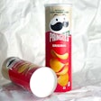 En el nuevo tubo de papas fritas Pringles el fondo metálico es reemplazado por uno a base de fibra de papel.