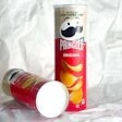 En el nuevo tubo de papas fritas Pringles el fondo metálico es reemplazado por uno a base de fibra de papel.