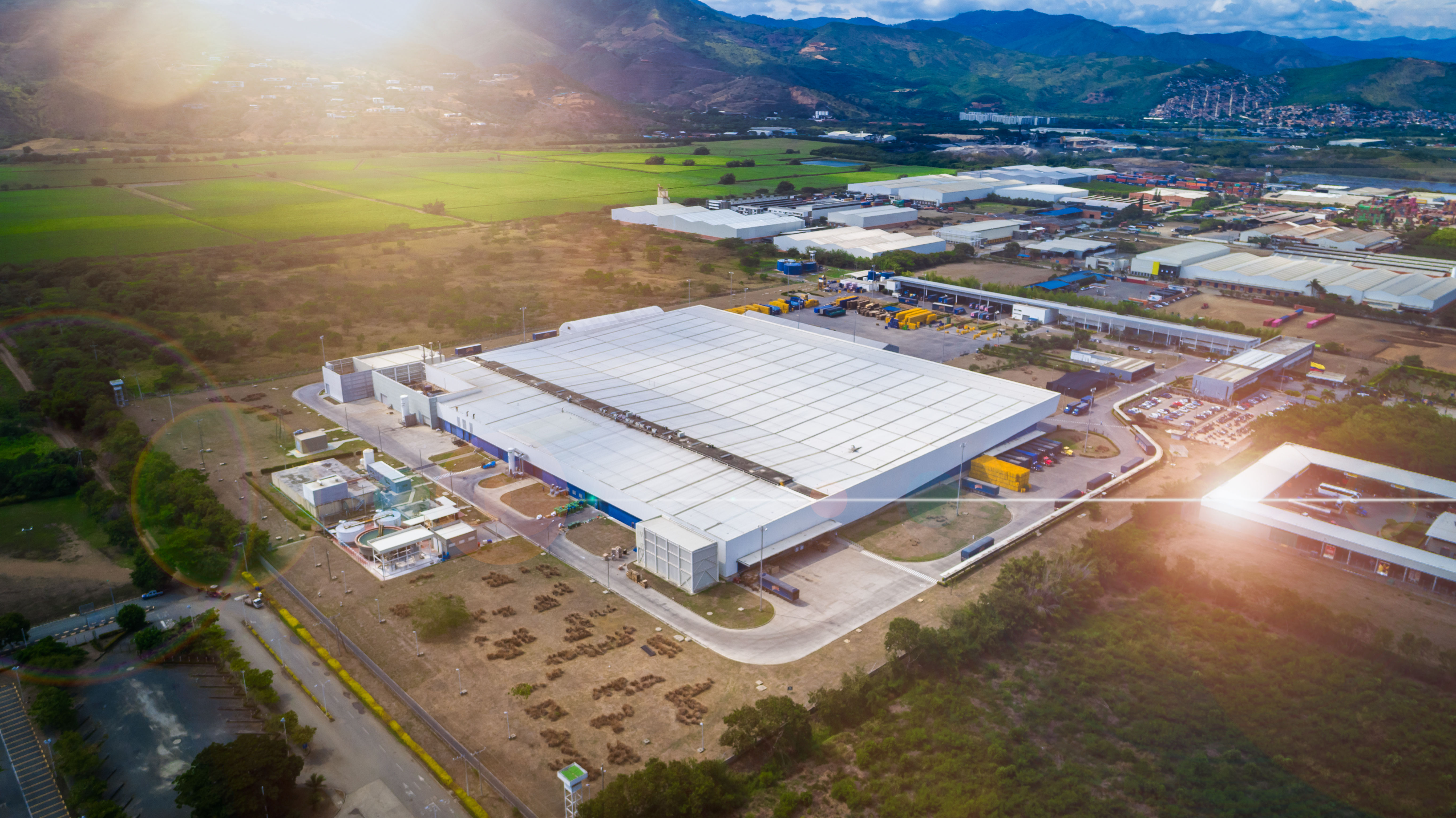 Desde 2018, Postob&oacute;n ha estado utilizando energ&iacute;a fotovoltaica en su centro de producci&oacute;n en Yumbo, en el departamento del Valle del Cauca, Colombia, contribuyendo as&iacute; a la reducci&oacute;n de su huella de carbono.