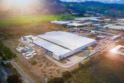 Desde 2018, Postobón ha estado utilizando energía fotovoltaica en su centro de producción en Yumbo, en el departamento del Valle del Cauca, Colombia, contribuyendo así a la reducción de su huella de carbono.