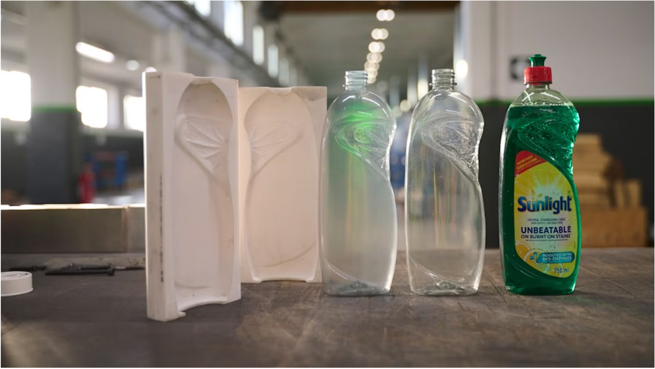 Las botellas producidas con una herramienta impresa en 3D son casi indistinguibles del producto final generado mediante procesos tradicionales de herramientas met&aacute;licas. De izquierda a derecha: el molde de dos partes impreso en 3D con Rigid 10K Resin, una botella producida con el molde impreso en 3D con Rigid 10K Resin, una botella producida con un molde de metal y un prototipo de botella etiquetada para pruebas con el cliente.