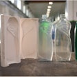 Las botellas producidas con una herramienta impresa en 3D son casi indistinguibles del producto final generado mediante procesos tradicionales de herramientas metálicas. De izquierda a derecha: el molde de dos partes impreso en 3D con Rigid 10K Resin, una botella producida con el molde impreso en 3D con Rigid 10K Resin, una botella producida con un molde de metal y un prototipo de botella etiquetada para pruebas con el cliente.