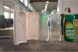 Las botellas producidas con una herramienta impresa en 3D son casi indistinguibles del producto final generado mediante procesos tradicionales de herramientas metálicas. De izquierda a derecha: el molde de dos partes impreso en 3D con Rigid 10K Resin, una botella producida con el molde impreso en 3D con Rigid 10K Resin, una botella producida con un molde de metal y un prototipo de botella etiquetada para pruebas con el cliente.