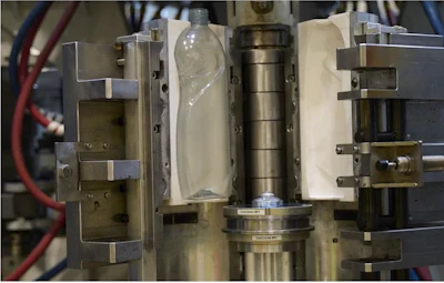 Molde impreso en 3D con resina rígida 10K para botella Unilever Slice de 750 ml instalada en el soporte de la carcasa de la máquina. El equipo puede utilizar la misma ventana de proceso que con un molde piloto estándar, lo que les permite probar de manera confiable el proceso final.