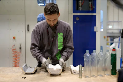 El molde impreso en 3D con resina rígida 10K se pule manualmente y luego se ensambla en un marco de metal.
