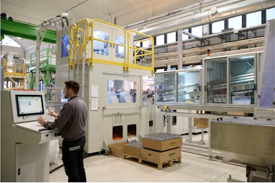 Máquina sopladora de preformas Seriomac UNIX de 4 cavidades de Serioplast en sus instalaciones de I+D en Italia. Junto con Unilever, desarrollaron un nuevo flujo de trabajo para utilizar moldes impresos en 3D en este equipo de fabricación industrial a gran escala.