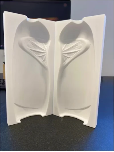Al utilizar la resina rígida 10K, Serioplast fabricó moldes precisos con un acabado superficial liso, capaces de integrar características finas, incluidos orificios tan pequeños como 0,5 mm. Post-procesaron la herramienta con una máquina pulidora o lijado manual para cumplir con las dimensiones críticas. Se incorporaron superficies texturizadas en el CAD de la cavidad del molde.
