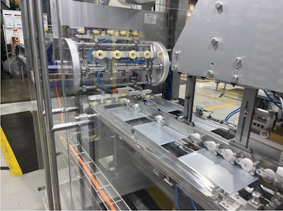 Entregados a Club Coffee como formas planas como las que se muestran aquí, los componentes del recipiente se extraen de los cargadores y se forman en un contenedor terminado.