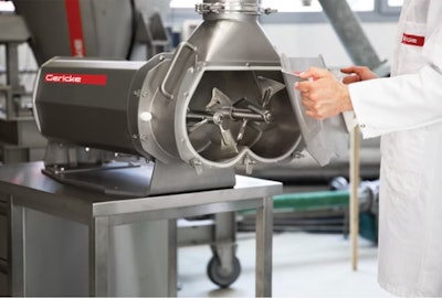 Muchas de las máquinas de mesa actuales: como este mezclador de doble eje, son réplicas exactas de sus homólogos más grandes en la planta, lo que garantiza una transición perfecta al ampliar si un procesador tiene ambos equipos en su operación.