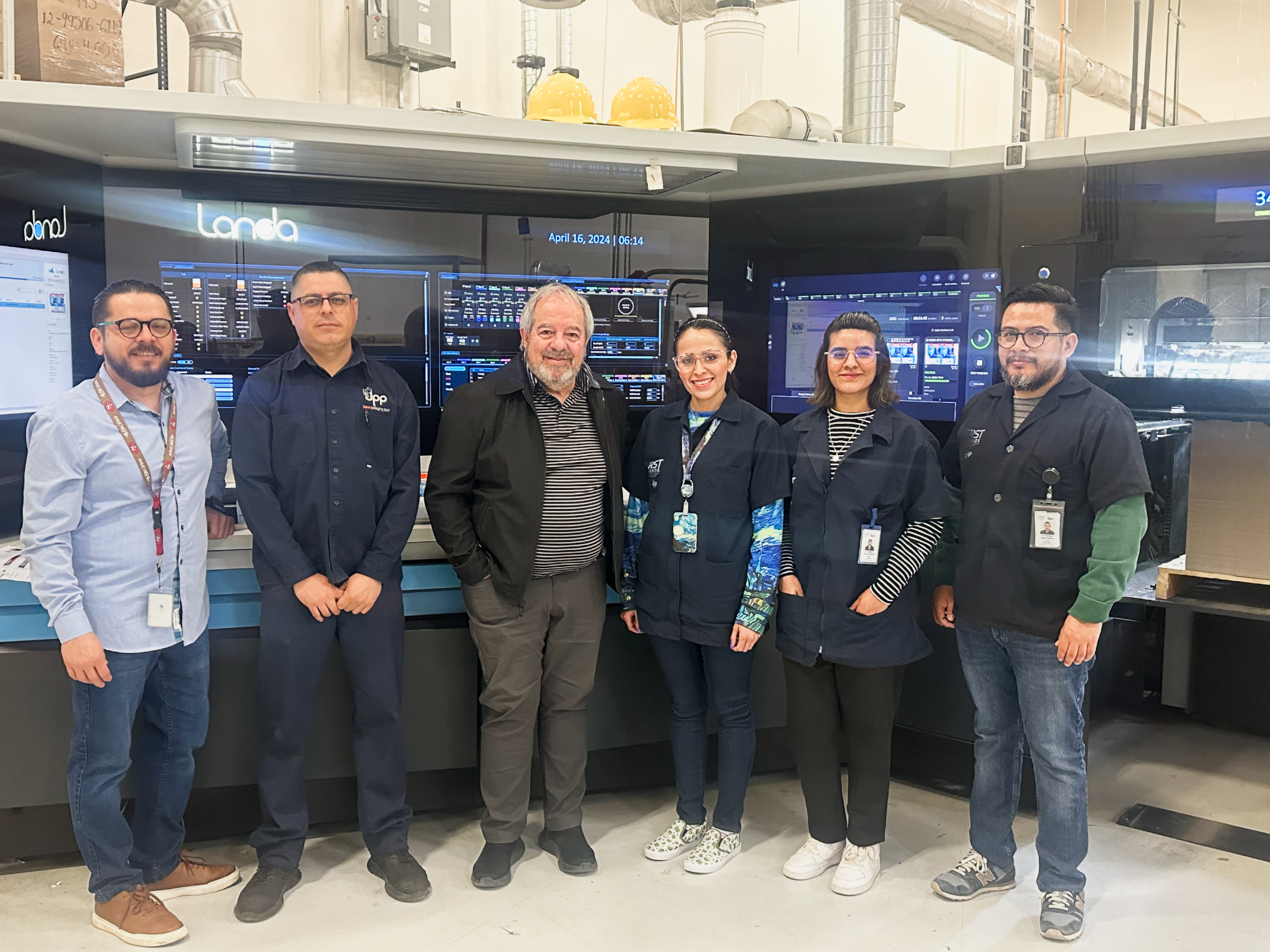 Claudio S&aacute;enz, vicepresidente de Operaciones de BPI (tercero desde la izquierda), aparece junto al equipo de operaciones de prensa de BPI frente a la nueva prensa de impresi&oacute;n nanogr&aacute;fica Landa S10 de la compa&ntilde;&iacute;a. De izquierda a derecha: Jes&uacute;s Soto, Manuel Ortega, S&aacute;enz, Alesy Loya, Johana S&aacute;enz y Erick Benito Cuestas.