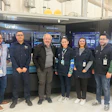 Claudio Sáenz, vicepresidente de Operaciones de BPI (tercero desde la izquierda), aparece junto al equipo de operaciones de prensa de BPI frente a la nueva prensa de impresión nanográfica Landa S10 de la compañía. De izquierda a derecha: Jesús Soto, Manuel Ortega, Sáenz, Alesy Loya, Johana Sáenz y Erick Benito Cuestas.