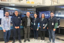 Claudio Sáenz, vicepresidente de Operaciones de BPI (tercero desde la izquierda), aparece junto al equipo de operaciones de prensa de BPI frente a la nueva prensa de impresión nanográfica Landa S10 de la compañía. De izquierda a derecha: Jesús Soto, Manuel Ortega, Sáenz, Alesy Loya, Johana Sáenz y Erick Benito Cuestas.