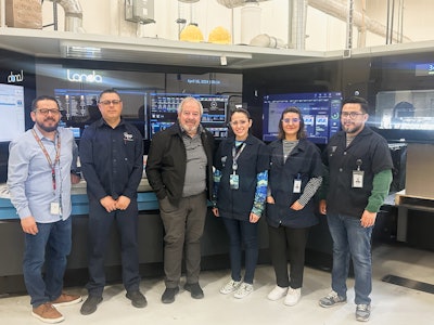 Claudio Sáenz, vicepresidente de Operaciones de BPI (tercero desde la izquierda), aparece junto al equipo de operaciones de prensa de BPI frente a la nueva prensa de impresión nanográfica Landa S10 de la compañía. De izquierda a derecha: Jesús Soto, Manuel Ortega, Sáenz, Alesy Loya, Johana Sáenz y Erick Benito Cuestas.
