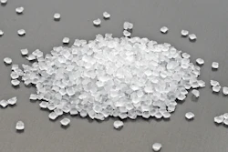 La tecnología de reciclaje patentada de PureCycle, originalmente desarrollada por Procter & Gamble, está en el corazón de este avance. Un proceso único de purificación impulsado por solventes elimina eficazmente impurezas como el color y el olor de los desechos plásticos de polipropileno.