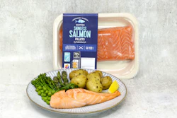 Sainsbury´s se convirtió en el primer minorista en hacer el cambio a bandejas de cartón reciclado en todos sus productos de salmón y “Taste the Difference”, lo que implica una reducción del 70% en uso de plástico en sus empaques.
