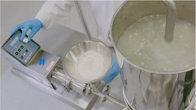 Hoy en día, casi todos los tipos de procesamiento se pueden realizar en una máquina de investigación y desarrollo de mesa especializada, desde pequeños lotes de mezcla y combinación de polvos y líquidos hasta extrusión de sólidos, y más.