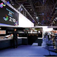 Un operador prepara una demostración de cartón en una impresora digital nanográfica Landa S11 en drupa 2024.