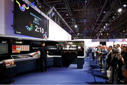 Un operador prepara una demostración de cartón en una impresora digital nanográfica Landa S11 en drupa 2024.