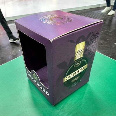 Cartón para botellas de Chambord, cortado y plegado digitalmente en equipos Highcon.